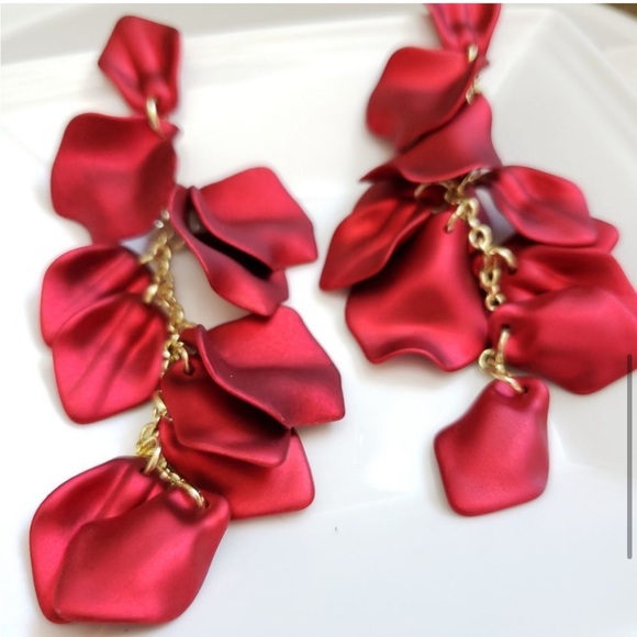 Floral Elegant long red rose petals - Picture 6 of 9